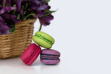 Çiçek sepeti ve Macaroons