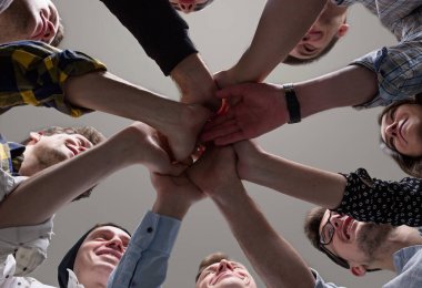 Genç insanlar ellerini United