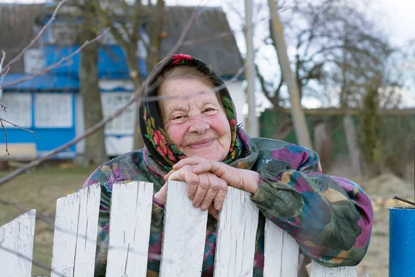 Пожилая женщина улыбается в деревне — стоковое фото