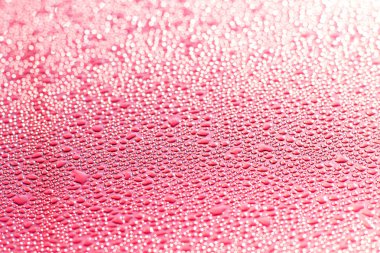 Yağmur damlaları temiz bir araba