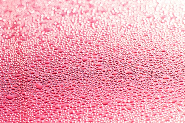 Yağmur damlaları temiz bir araba