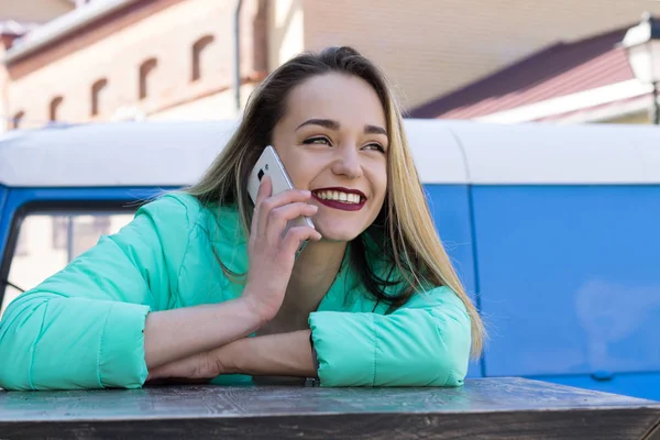 Счастливая женщина разговаривает по телефону — стоковое фото