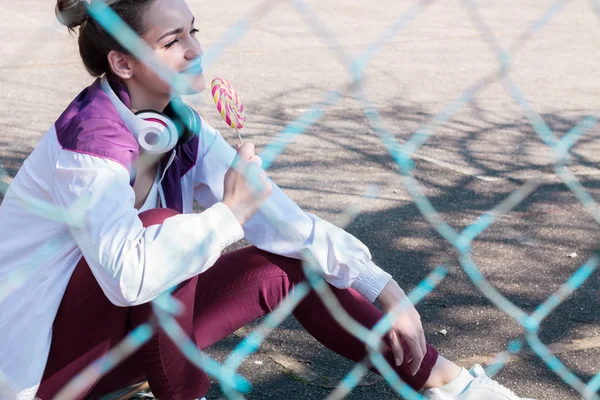 Esportes menina comer doces ao ar livre — Fotografia de Stock