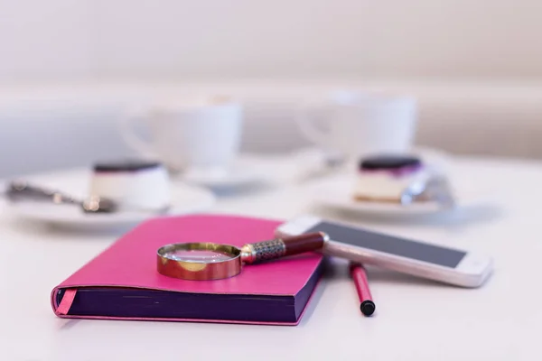 Bir defter bir kalem kahve bir çift arka plan üzerinde ile
