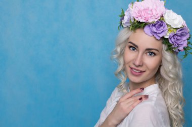 Çiçek çelenk ile güzel bir kadın. Yaz konsepti