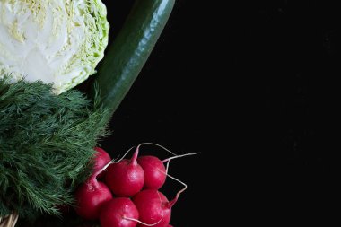 Siyah bir zemin üzerine çeşitli sebze