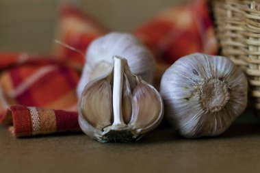 Mutfak masasında birkaç sarımsak