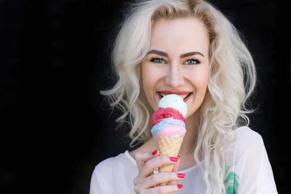 Mujer feliz comiendo helado — Foto de Stock