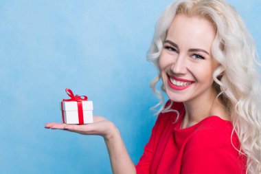 Hediye kutusu olan güzel kız.