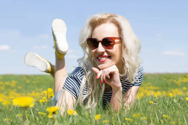 Chica alegre sentada en la hierba — Foto de Stock