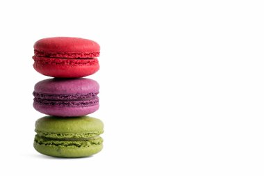 çok renkli badem kurabiyeleri beyaz arkaplanda izole edildi