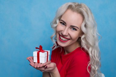 Hediye kutusu olan güzel kız.