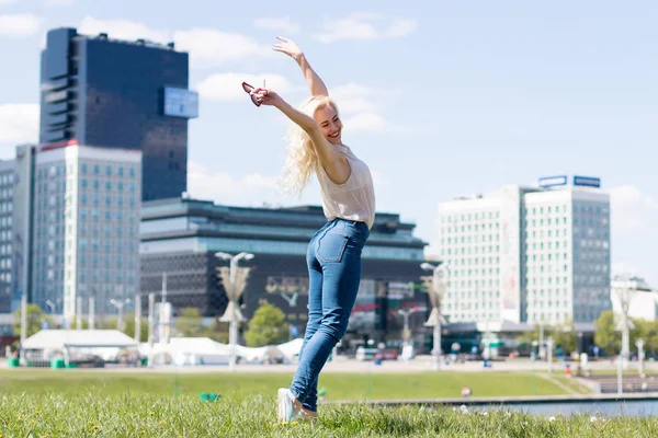Mujer feliz saltando en la ciudad —  Fotos de Stock