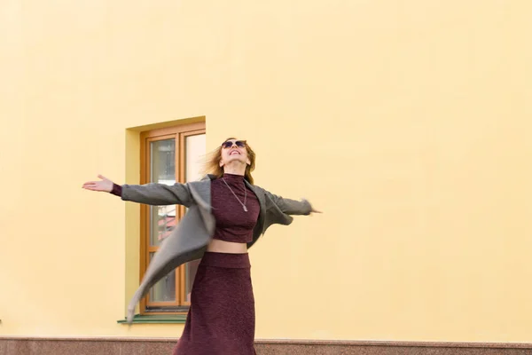 Una mujer está bailando en la ciudad. Copiar espacio —  Fotos de Stock