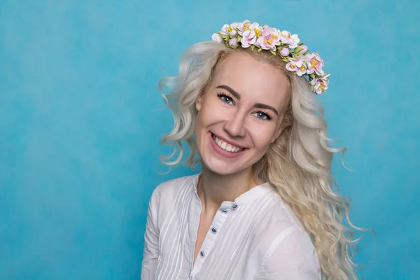 Hermosa mujer en flor corona aislada en el estudio . — Foto de Stock