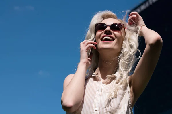 Mujer feliz hablando por teléfono. Concepto de verano — Foto de Stock