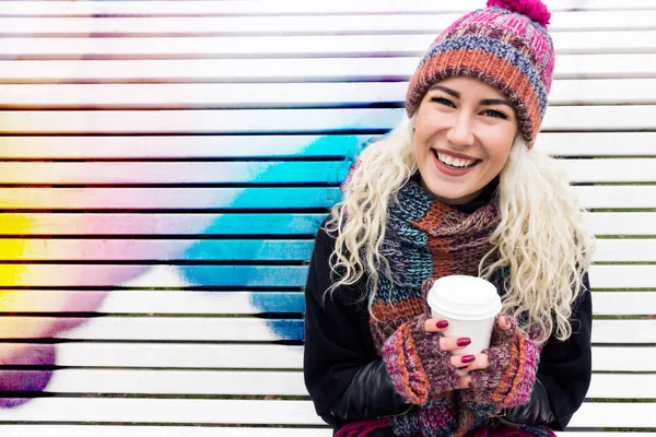 Mujer moderna en un sombrero con una taza. Copiar espacio — Foto de Stock