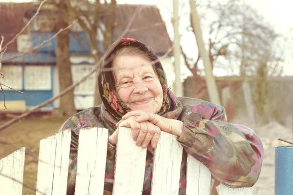 En gammal kvinna i en halsduk. — Stockfoto