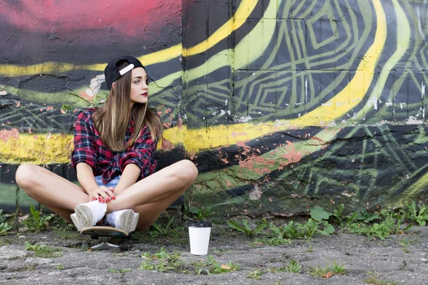 Moderna tjej med en Skateboard. Kopiera utrymme — Stockfoto