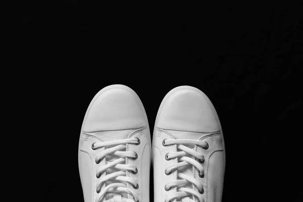 Witte moderne schoenen. Platte Lay — Stockfoto