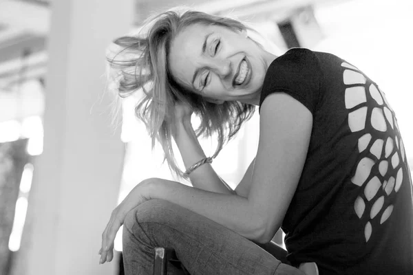 Retrato de uma jovem mulher feliz — Fotografia de Stock
