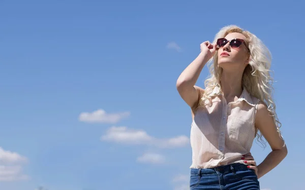 Портрет современной женщины в солнечных очках — стоковое фото