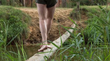 Riskli bir kişi nehir geçiyor