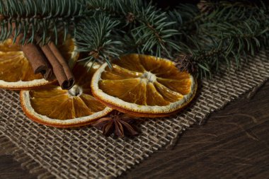 Portakal ve tarçın ağaçları bir arka plan üzerinde kurutulmuş