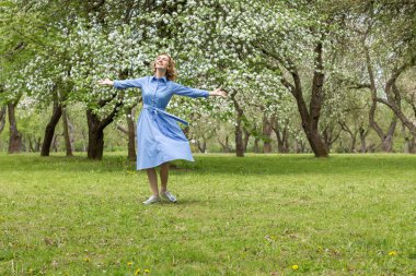Çiçek bahçesinde mutlu güzel kız