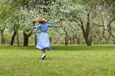 Çiçek bahçesinde mutlu güzel kız