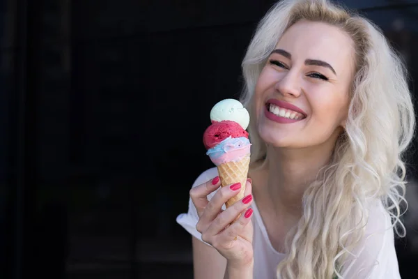 Retrato de una joven feliz con helado — Foto de Stock