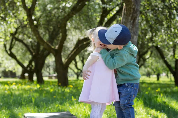 Parkta çok güzel çocukları öp. Aşk kavramı — Stok fotoğraf