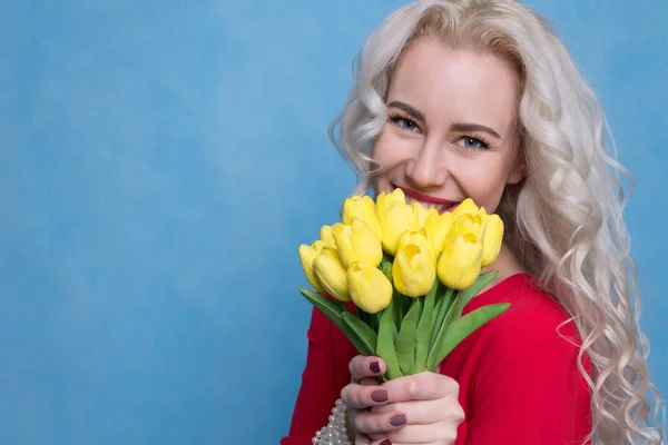 Hermosa mujer con un ramo de tulipanes. Concepto de primavera — Foto de Stock