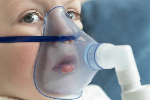 Çocuk Inhaler ile nefes alır. Kopya alanı
