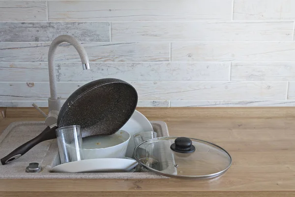 Bir sürü kirli Ware Kitchen Sink.