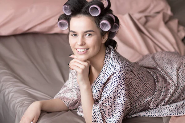 Mujer dulce moderna en rulos de pelo. Inicio Concepto —  Fotos de Stock