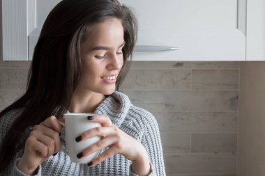 Boş gerçek Web koyu arka plan üzerinde. Korku