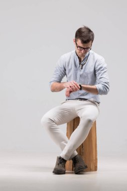 Modern genç adam gri bir arka plan üzerinde izole bir gömlek