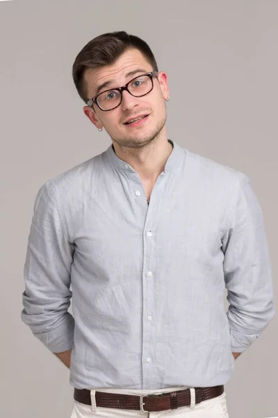 Modern genç adam gri bir arka plan üzerinde izole bir gömlek — Stok fotoğraf