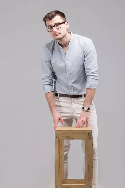 Modern genç adam gri bir arka plan üzerinde izole bir gömlek — Stok fotoğraf