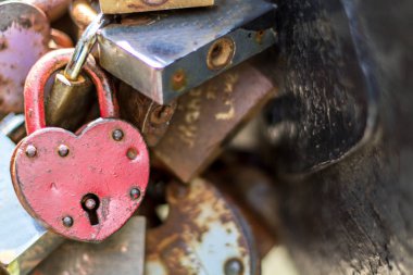 Rusty kalp. Kalp şeklinde menteşeli kilit