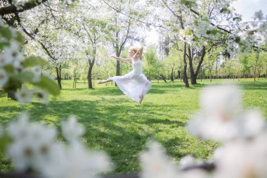 Bahar bahçe içinde güzel bir kadın. Portre