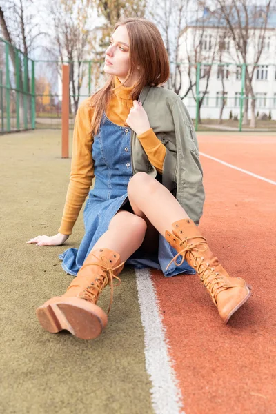 Moderna menina adolescente na moda no campo de futebol. Retrato. Outono — Fotografia de Stock