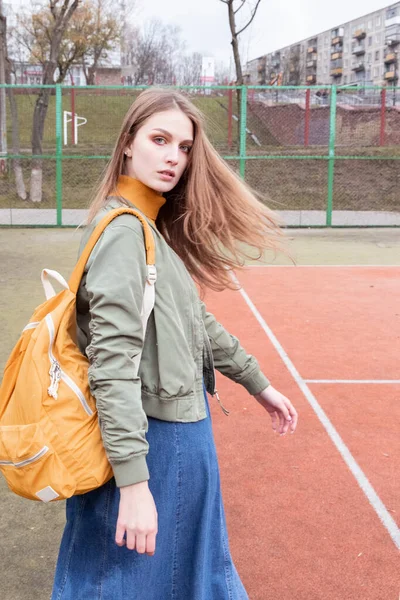 Moderna chica adolescente de moda en el campo de fútbol. Retrato. Otoño —  Fotos de Stock