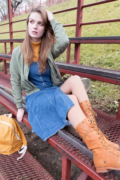 "Modern Fashionable Teen Girl on the Football Field". Портрет. Осень — стоковое фото