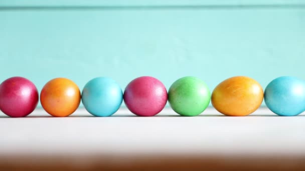 Un uovo rotola sullo sfondo di una fila di uova. Pasqua. Concetto primavera — Video Stock