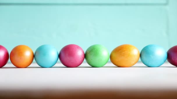 One Egg Rolls on the Background of a Row of Eggs. Semana Santa. Concepto de primavera — Vídeos de Stock