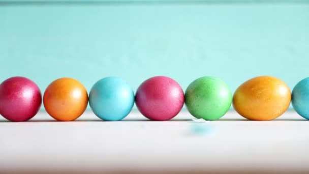 One Egg Rolls on the Background of a Row of Eggs. Semana Santa. Concepto de primavera — Vídeos de Stock