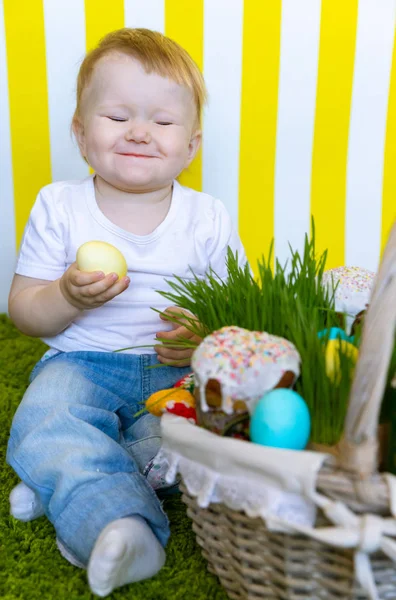Niños felices con huevos de Pascua y cesta. Vacaciones. Semana Santa. Copiar espacio —  Fotos de Stock