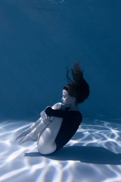 Joven chica delgada bajo el agua con un paño. Magia del agua. Fotografía submarina. Art. — Foto de Stock